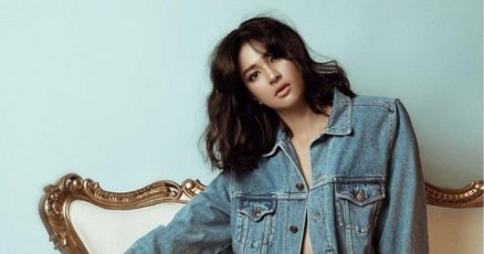 Mikha Tambayong Berpose Seksi